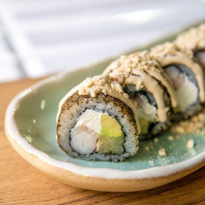 Ролл с креветкой и ананасом