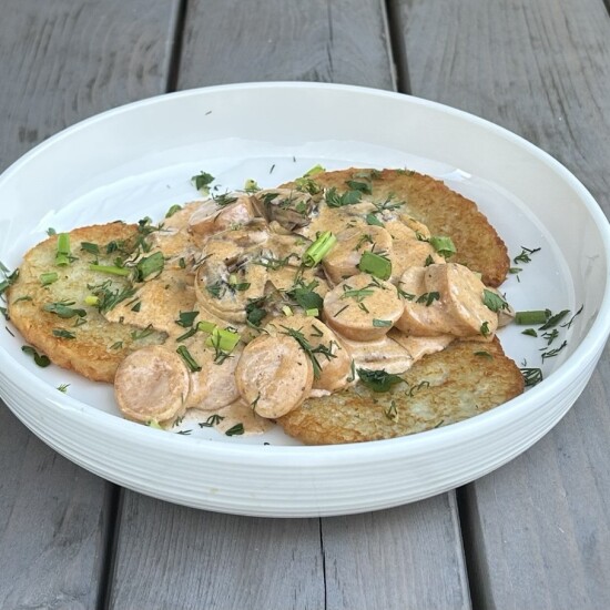 Драники с грибами и колбасками в сливочном соусе