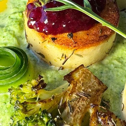 Медальоны из гребешка с пюре из брокколи под апельсиновым соусом