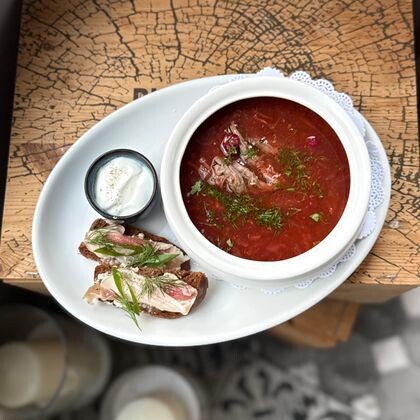 Борщ с вишней, мясом и сметаной, салом своего посола
на ржаном хлебе