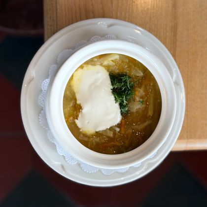Щи из квашеной капусты с говядиной и сметаной