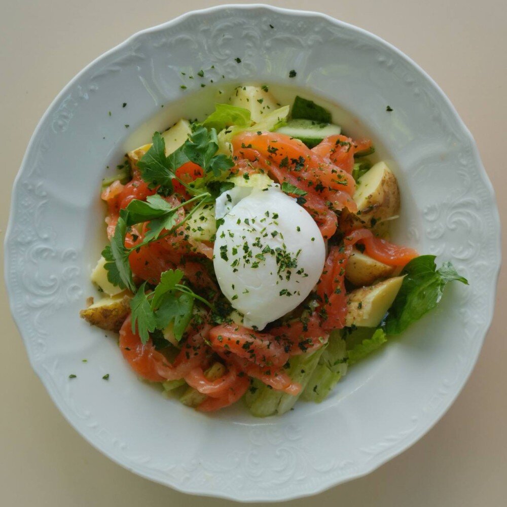 Салат с лососем, молодым картофелем и яйцом пашот