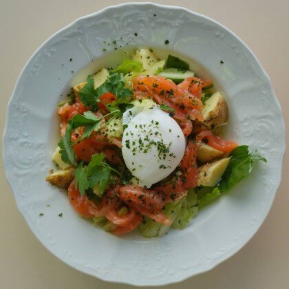 Салат с лососем, молодым картофелем и яйцом пашот