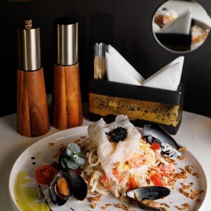 Удон с лососем и икрой