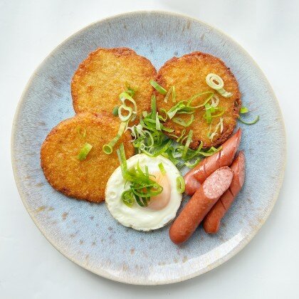 Драники  с колбаской, яйцом и зеленым луком