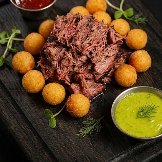 Рваная говядина говядина из смокера с картофельными нойзетами