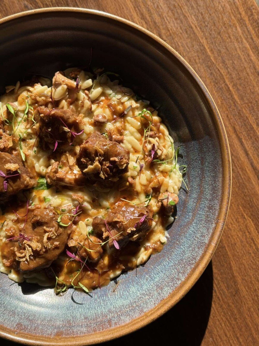 Орзо с трюфельной пастой, говяжьими щечками и лисичками