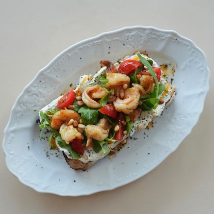 Брускетта с тигровыми креветками, сливочным сыром и томатами черри