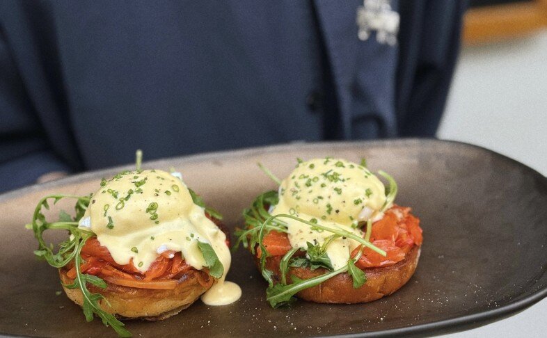 Яйца Бенедикт с форелью и лечо