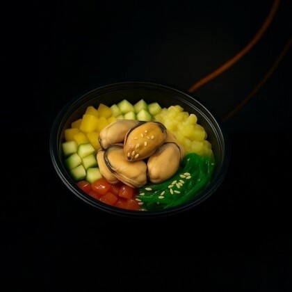 Поке салат с мидиями