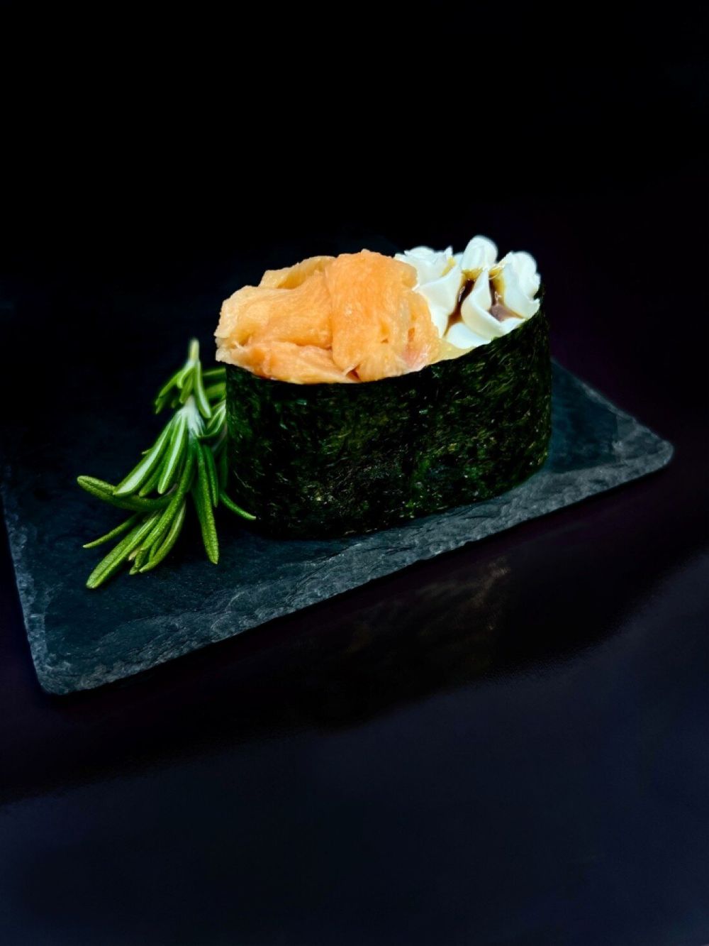 Острый гункан лосось ✼ 1 шт.