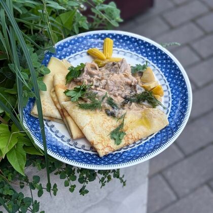 Налистники с жюльеном, сыром и маринадами