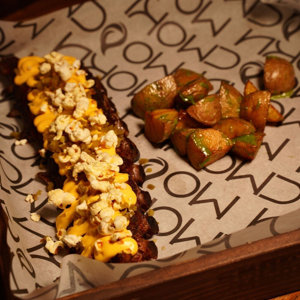 Пивные ребра в сырном соусе с попкорном и картофелем с розмарином