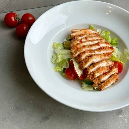 Салат с хрустящей курицей и сладким чили