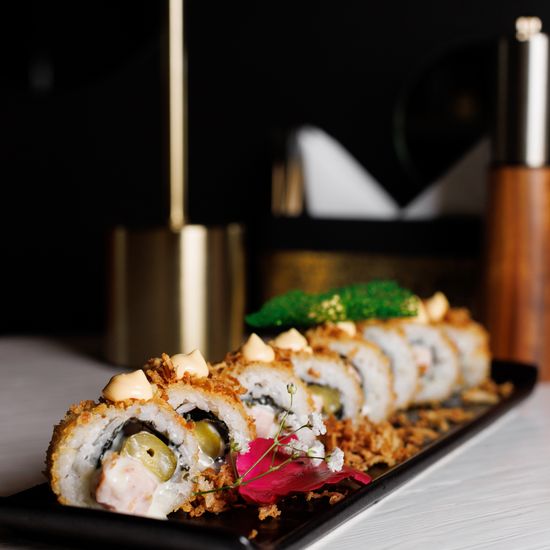 Темпура ролл с копченой курицей