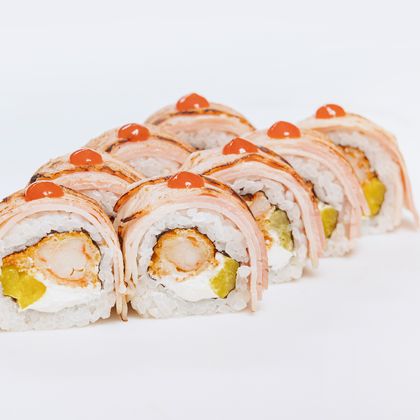 Ролл с опаленным беконом и креветкой темпура