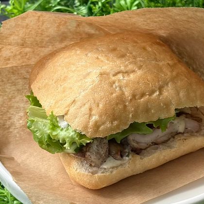 Сэндвич с куриным бедром на мангале