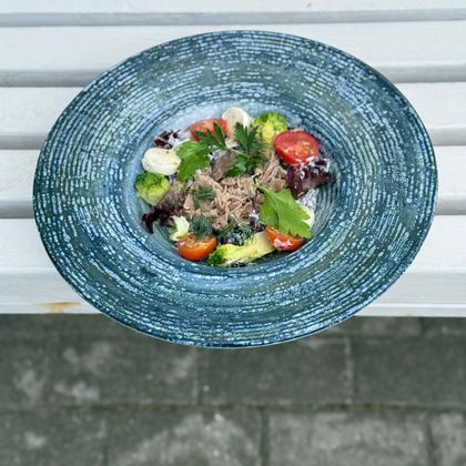 Салат с брокколи, черри, копченой уткой и пикантной заправкой