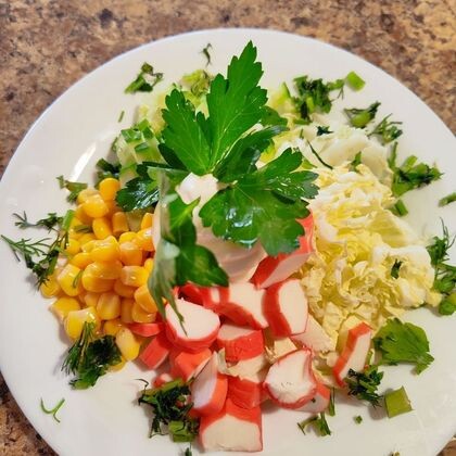 Легкий салат из пекинской капусты с крабовыми палочками с кукурузой и майонезом
