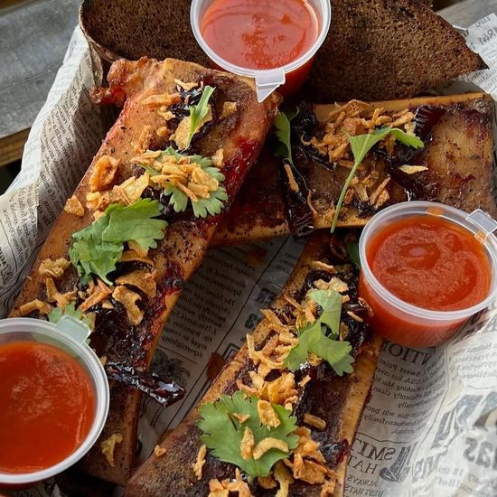 Копченый костный мозг с луковым мармеладом и Сангритой