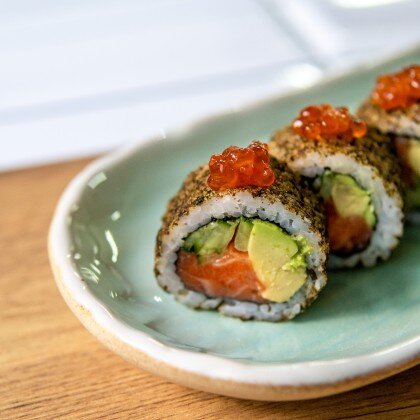 Ролл с лососем и икрой