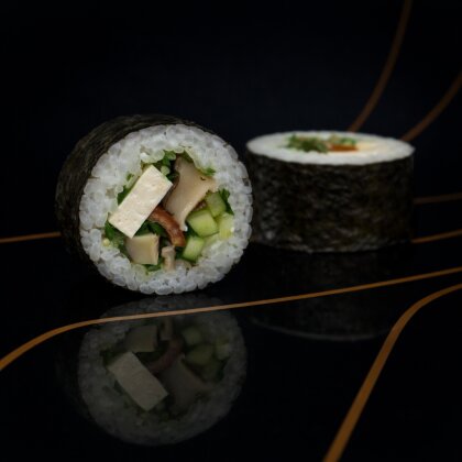 Ролл с грибами и огурцом