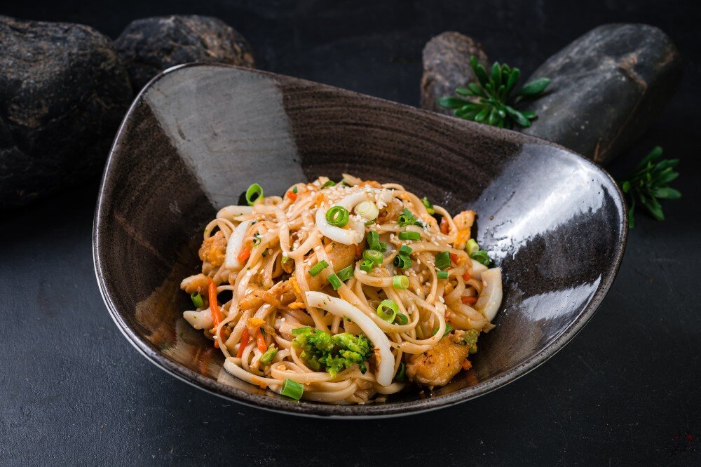 Лапша удон с курицей и кальмарами