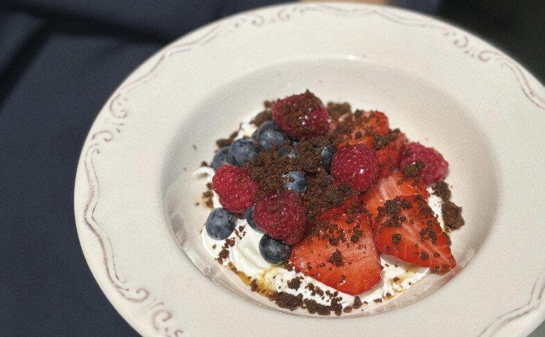 Свежие ягоды со страчателлой