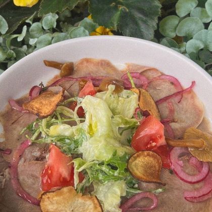 Карпаччо из языка с соусом, томатом, луком и грибами