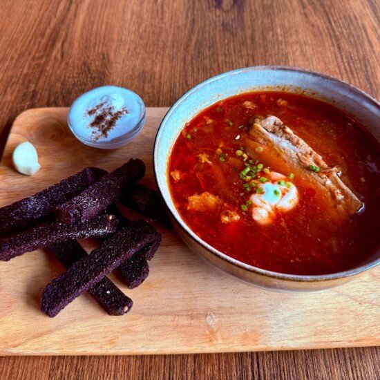 Борщ с ребром и гренками