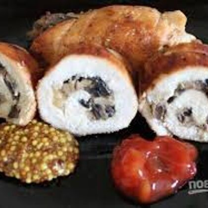 Рулетик куриный с грибами и беконом