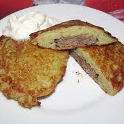 Оладьи картофельные с мясом со сметаной