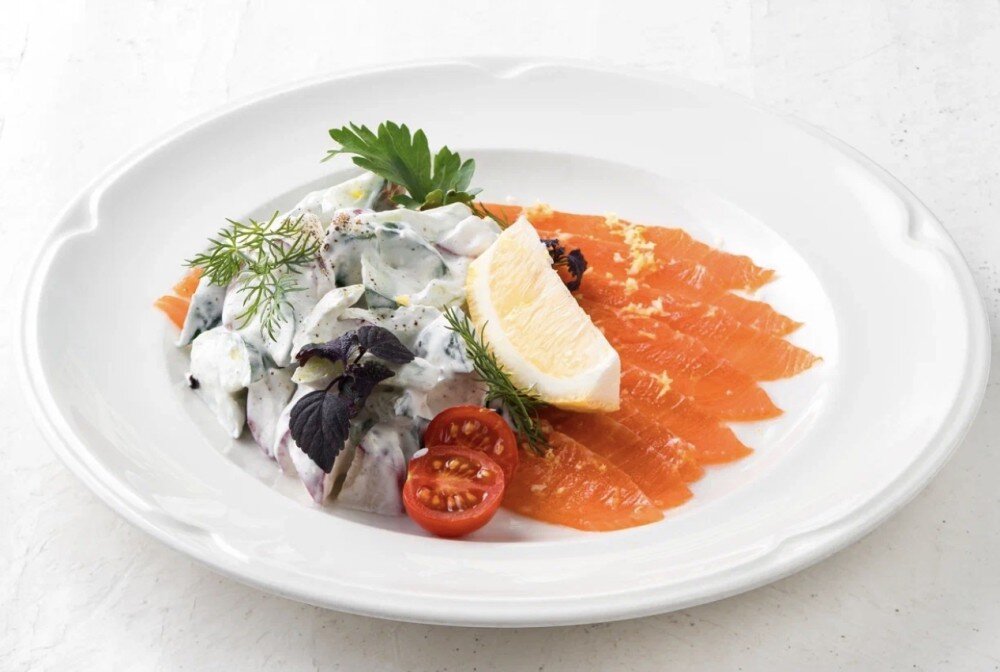 Лосось своего посола с простым  салатом