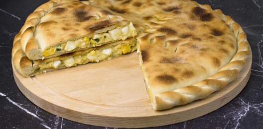 Пирог с яйцом, сыром и зеленым луком