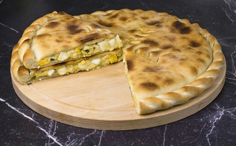 Пирог с яйцом, сыром и зеленым луком