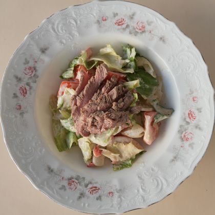 Салат с ростбифом и маринованным перцем