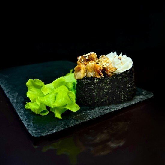 Острый гункан угорь с сыром 1 шт.