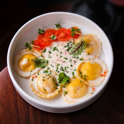 Равиоли с диким судаком, лососем и креветками