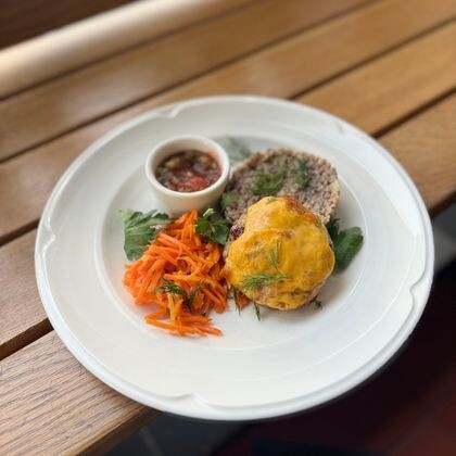 Плескавица с гречневой кашей, грибами и морковью по-корейски