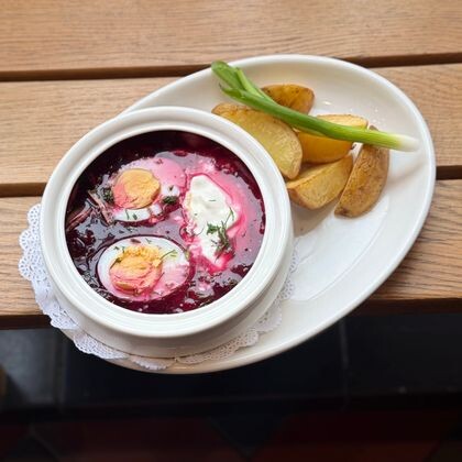 Свекольник с яйцом, сметаной, зеленым луком и картофелем