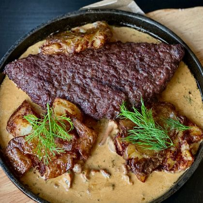 КОТЛЕТА ИЗ МЯСА ОЛЕНЯ,
ФАРШИРОВАННАЯ ГРИБАМИ,
СО СЛИВОЧНЫМ СОУСОМ
ИЗ ЛИСИЧЕК