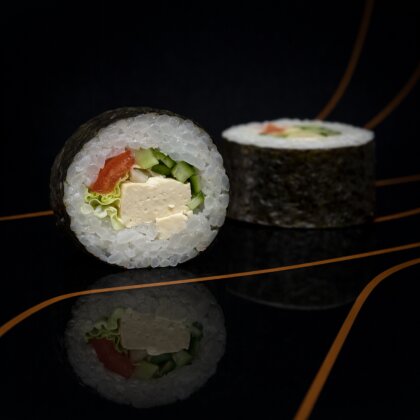 Ролл с салатом и огурцом