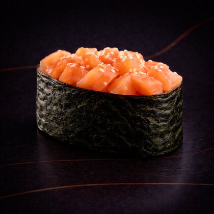 Гункан с лососем