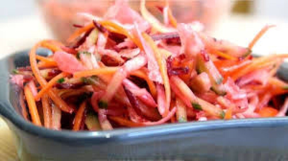 Салат из свежей капусты свеклы и кукурузы с маслом