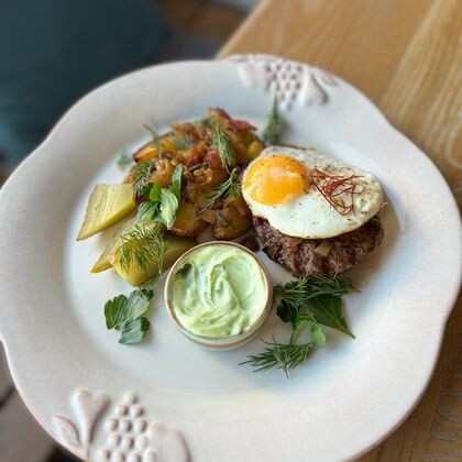 Бифштекс рубленный с яйцом, жареным луком и картофелем по-деревенски