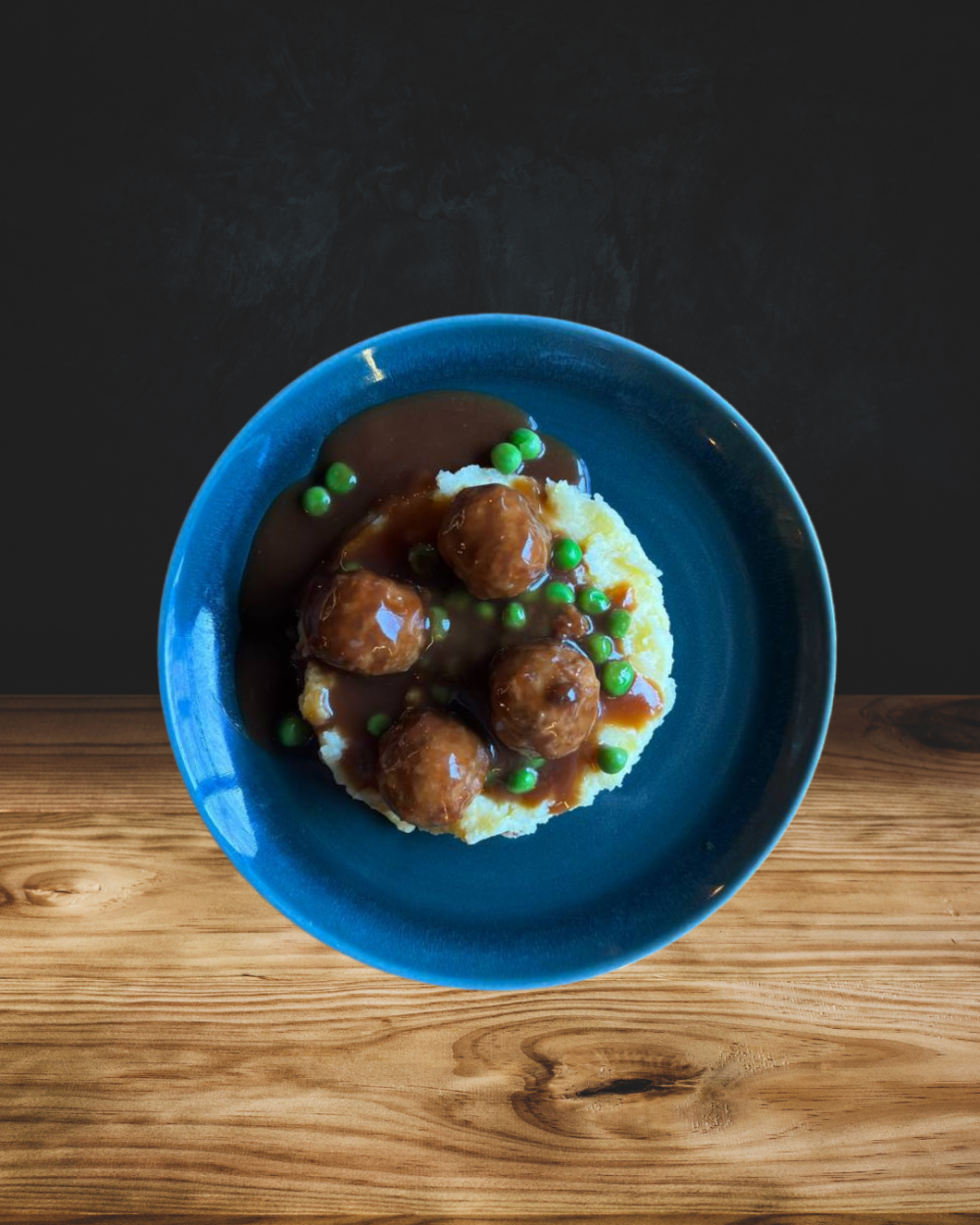 Мясные фрикадельки с пюре и зеленым горошком