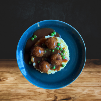 Мясные фрикадельки с пюре и зеленым горошком