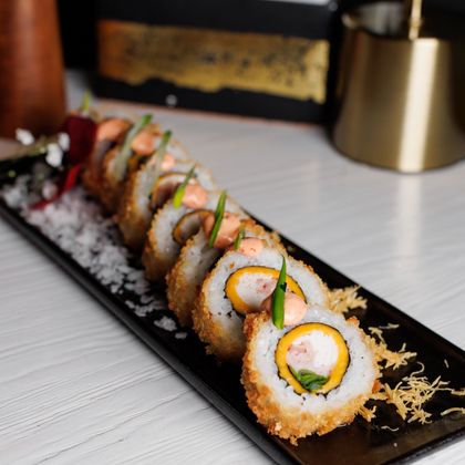 Темпура ролл с беконом и крабом