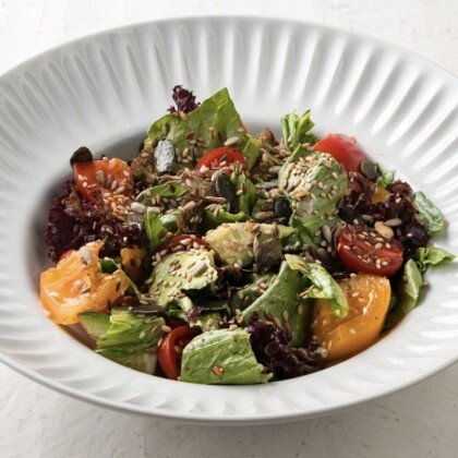 Салат из овощей с маслом грецкого ореха и полезными семенами