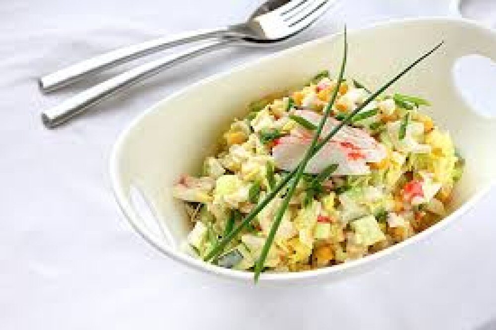 Салат из пекинской капусты с крабовыми палочками с огурцом и кукурузой